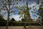Parísarbúar áfram í útgöngubanni á meðan slakað er á reglum í öðrum landshlutum