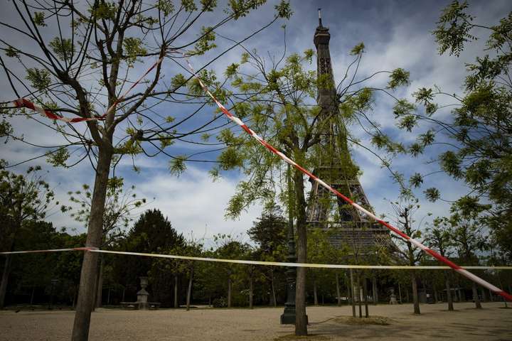Parísarbúar áfram í útgöngubanni á meðan slakað er á reglum í öðrum landshlutum