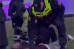 Lögreglan sögð hafa handtekið 13 ára palestínskan dreng við Stjórnarráðið: MYNDBAND