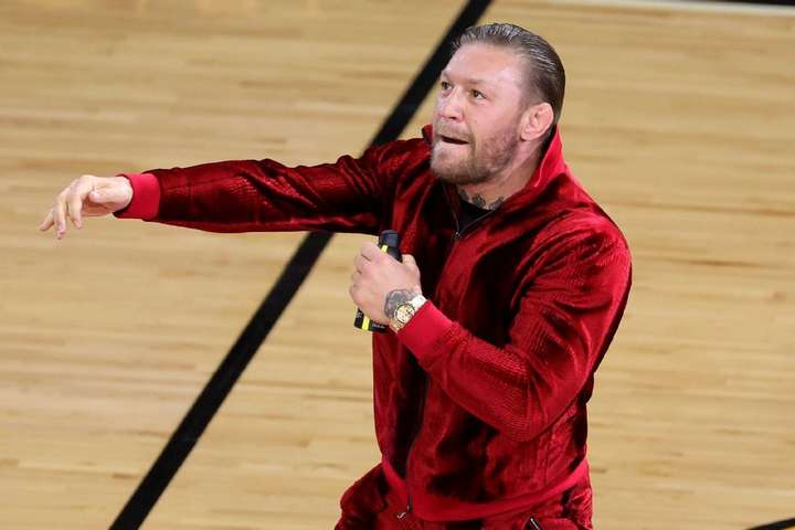 Conor McGregor klúðraði kynningu á vöru sinni – Sendi lukkudýr Miami Heat á bráðamóttökuna