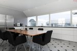 Bíósal breytt í penthouse íbúð – marmari á gólfum og fimm metra lofthæð