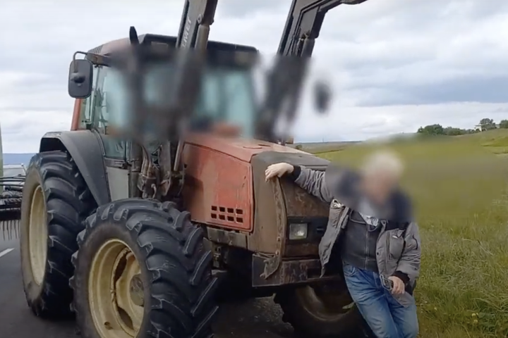 Segja föðurbróðir Ásmundar Einars hafa ekið á föður sinn: „Valdimar ók þá á hliðið sem gaf eftir“