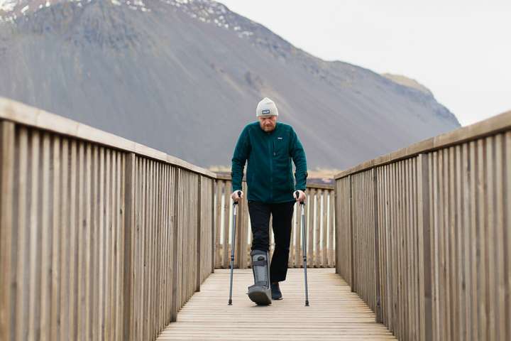 Gísli fótbrotnaði við að stökkva niður af þaki: „Þetta var eins aulalegt og mögulegt var“