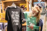 Ölvaður maður í verslun