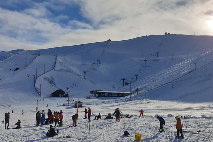 Unglingspiltur féll úr skíðalyftu í Bláfjöllum