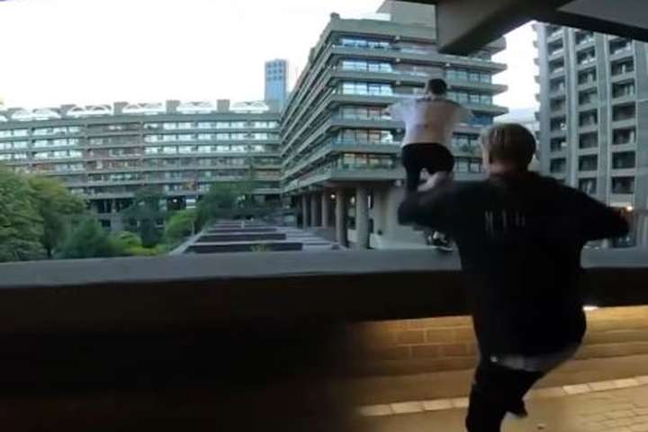Nýttu sé parkour til að koma sér á milli lestarstöðva – Myndband