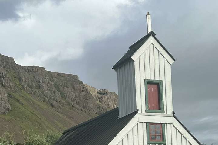 Krossinn er fokinn af kirkjunni og Þjóðkirkjan áhyggjulaus