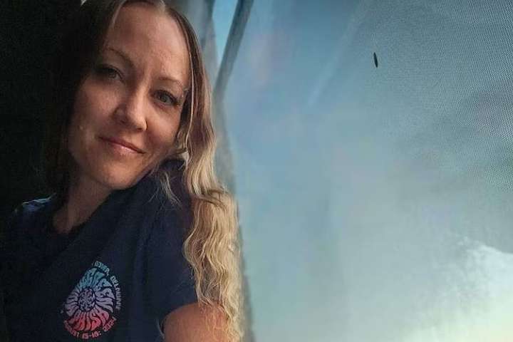 Kona lést þegar hún bakkaði í skrúfu flugvélar í miðri myndatöku