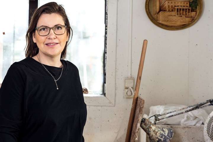 Blandar eldfjallaösku í postulínið
