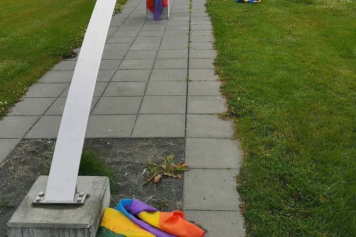 Regnbogafánar teknir niður á Héraði: „Er 185 á hæð og það er ekki sjens á að ég geti losað þetta“