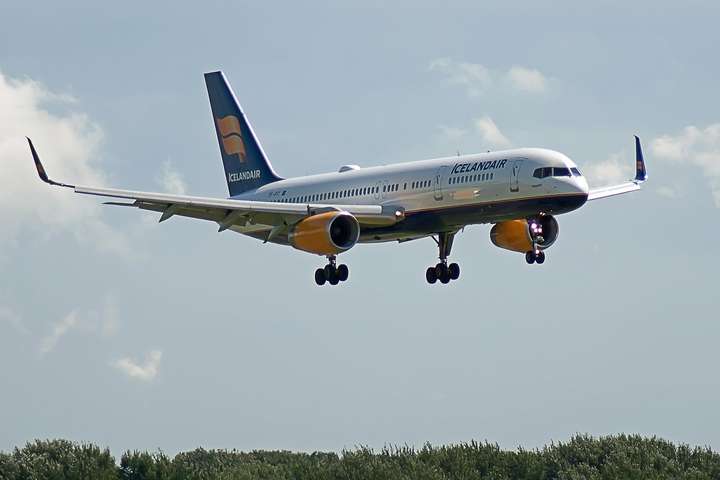 Andlitsgrímur, sótthreinsiefni og hanskar í vélum Icelandair