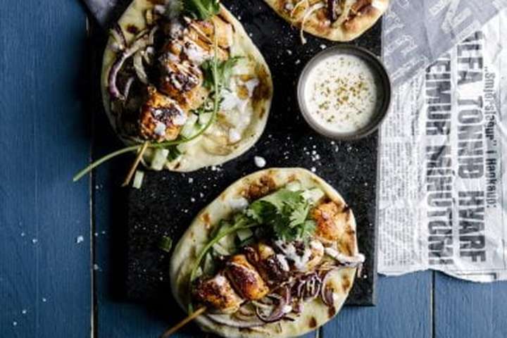 Indverskur kjúklingur á naan-brauði – Frábær og einfaldur réttur á grillið í góðviðrinu