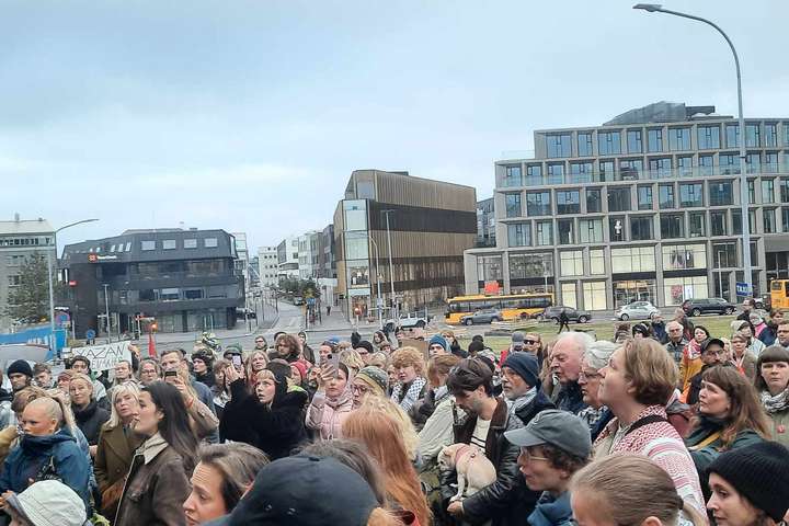 Mótmælt harklega fyrir utan fund ríkisstjórnarinnar: „Yazan á heima hér“ – MYNDBAND