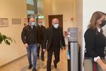 Marek dreifði seðlum og ógnaði vegfarendum áður en hann kveikti í – Kyssti mynd af Putin