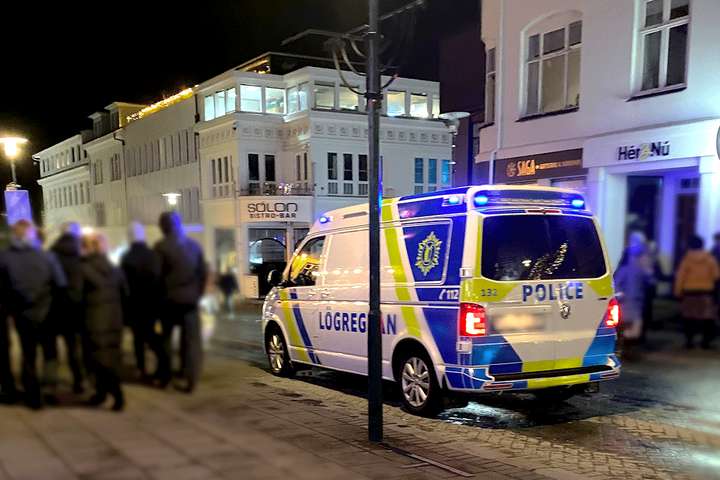 Hnífahrotti skar gest skemmtistaðar í nótt