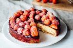 Hátíðleg marsípanbaka með jarðarberjum