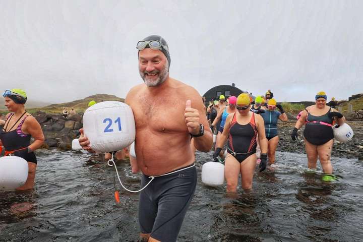 Fyrsta sjósundskeppnin í Hvammsvík – 1200 metrar í 11 gráðu heitu vatni! SJÁÐU MYNDIRNAR