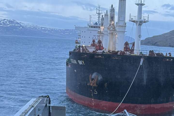 Varðskipið Þór kom súrálsskipi til hjálpar í Reyðarfirði