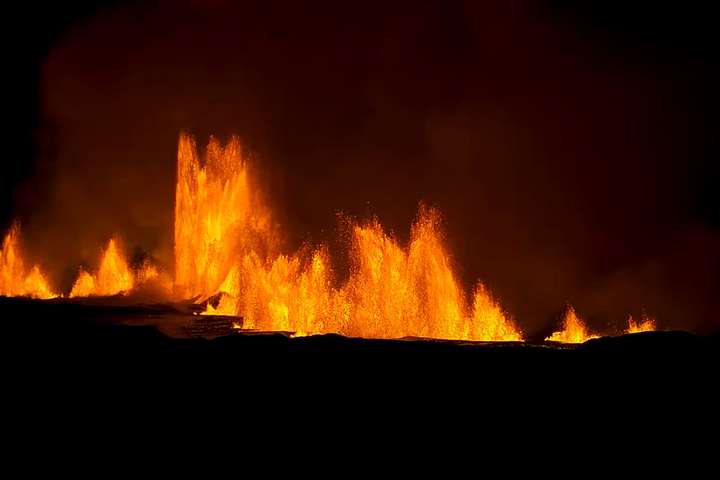 Eldgos er hafið norðan við Grindavík