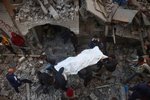 Finna aðeins bein og óþekkjanleg lík undir rústunum á Gaza – Myndband sýnir gjöreyðilegginguna