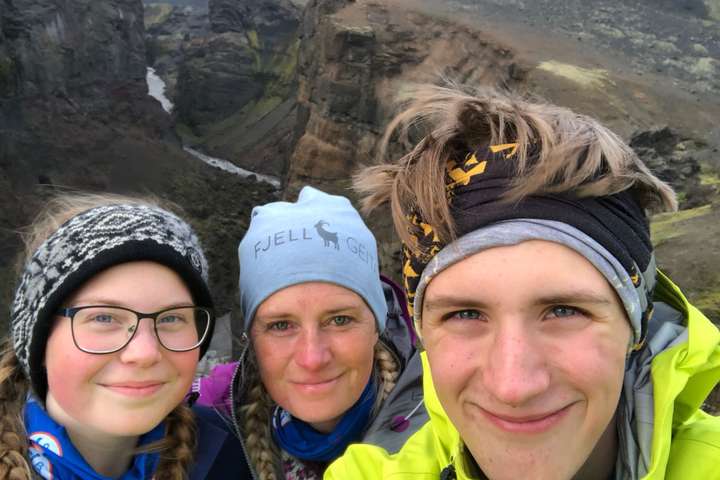 Að upplifa gleðina í gegnum unglingana