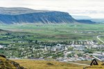 Sendiferðabíll alelda í Hveragerði, gangandi vegfarendur reyna að slökkva eldinn: MYNDIR
