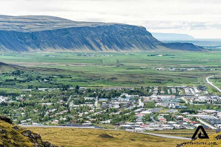 Sendiferðabíll alelda í Hveragerði, gangandi vegfarendur reyna að slökkva eldinn: MYNDIR
