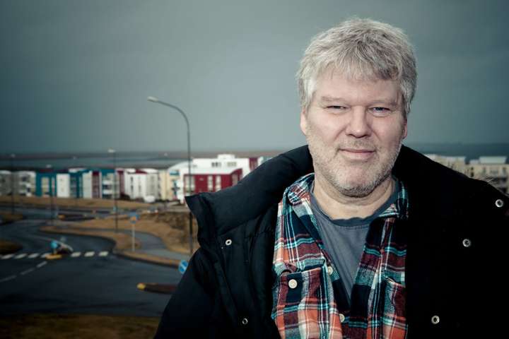 Rithöfundur spyr eðlilegrar spurningar: „Af hverju er það Strætó ofviða að vera með posa?“