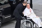 Frans páfi fluttur í skyndi á sjúkrahús eftir að hafa orðið „of veikur til að lesa eigin ræður“