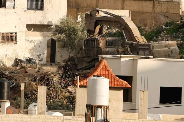 Ísraelsk leyniskytta skaut á sjúkrabíl á Gaza – Rifu niður mosku á Vesturbakkanum