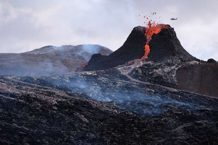 Reykjanesskaginn rís og skelfur og íbúar varaðir við: Almannavarnir boða til fundar í morgunsárið