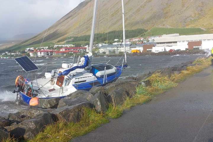 Skúta strandaði upp við grjótgarð á Ísafirði: „Það verður ekki gott hjá þeim að ná henni út“
