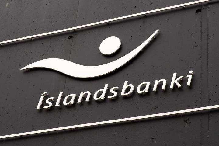 Íslandsbanki lokar útibúum