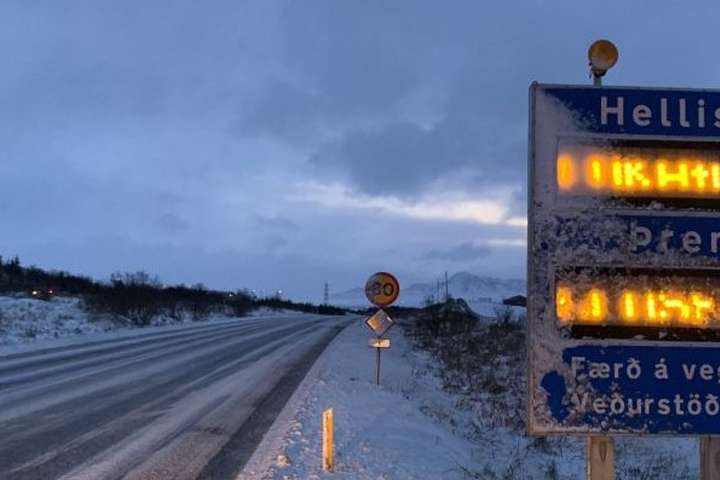 Umferðaróhapp á Hellisheiði – vegir loka víða vegna veðurs