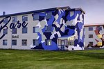 Base hóteli Skúla í Reykja­nes­bæ lokað
