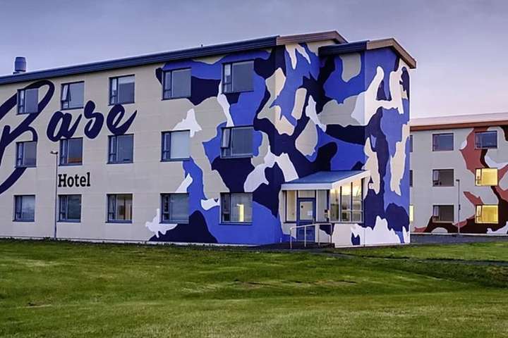 Base hóteli Skúla í Reykja­nes­bæ lokað