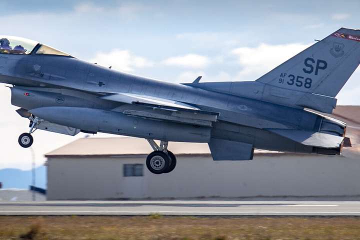 Fjórar bandarískar F-16 herþotur koma til landsins á morgun