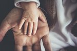 Foreldrar fá ekki að koma saman með nýbura í fyrstu skoðun