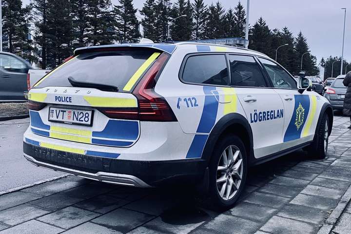 Drengnum var ekið heim þar sem móðir hans tók við honum