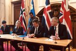 Undirrituðu samning vegna Brexit í dag