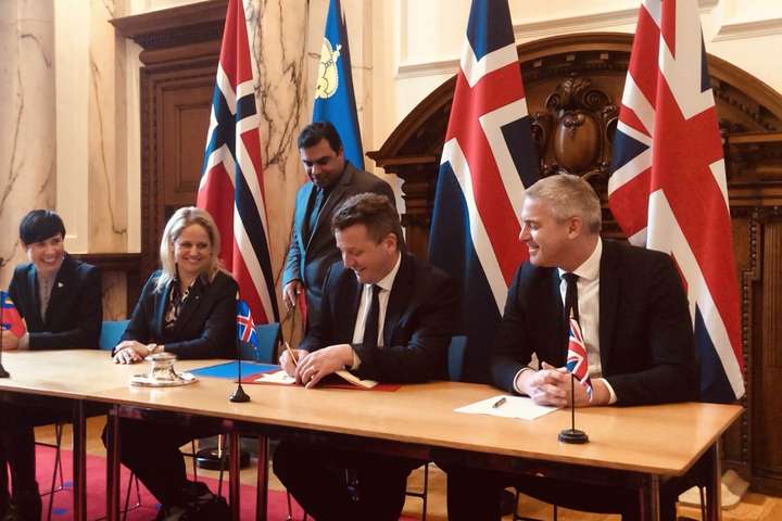Undirrituðu samning vegna Brexit í dag