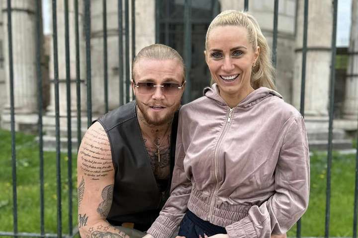 „Eitt ár síðan þú pikkaðir mig upp og bauðst mér í smá bíltúr“