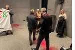 Mótmælendur köstuðu rauðu glimmeri yfir Bjarna Ben – Katrín Jakobsdóttir forfallaðist