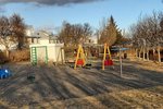 Sat pikkfastur í dekkjarólu á leikvelli