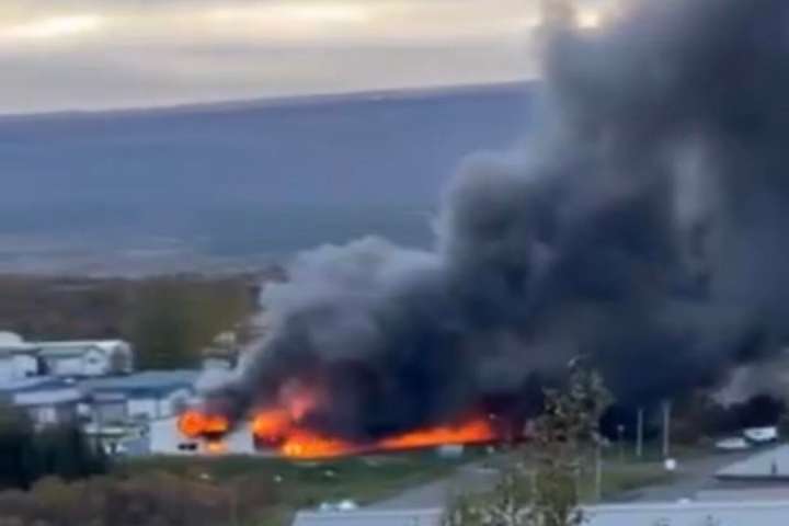 MYNDBÖND – Gífurlegt eignatjón í Egilsstaðabruna – Íbúar beðnir að sofa með lokaða glugga