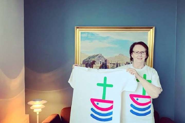 Þjóðkirkjan sendir unglingum boli í auglýsingaskyni– „Ok, boomer!“