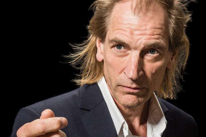 Síðasta kvikmynd Julian Sands er leikstýrð af Íslendingi