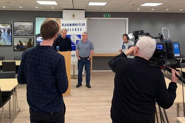 Blaðamenn felldu kjarasamning