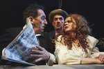 Gert á skoplegan og ýktan Chaplin-ískan hátt