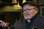 Fjórir prestar biðja til Guðs um biskupsembætti